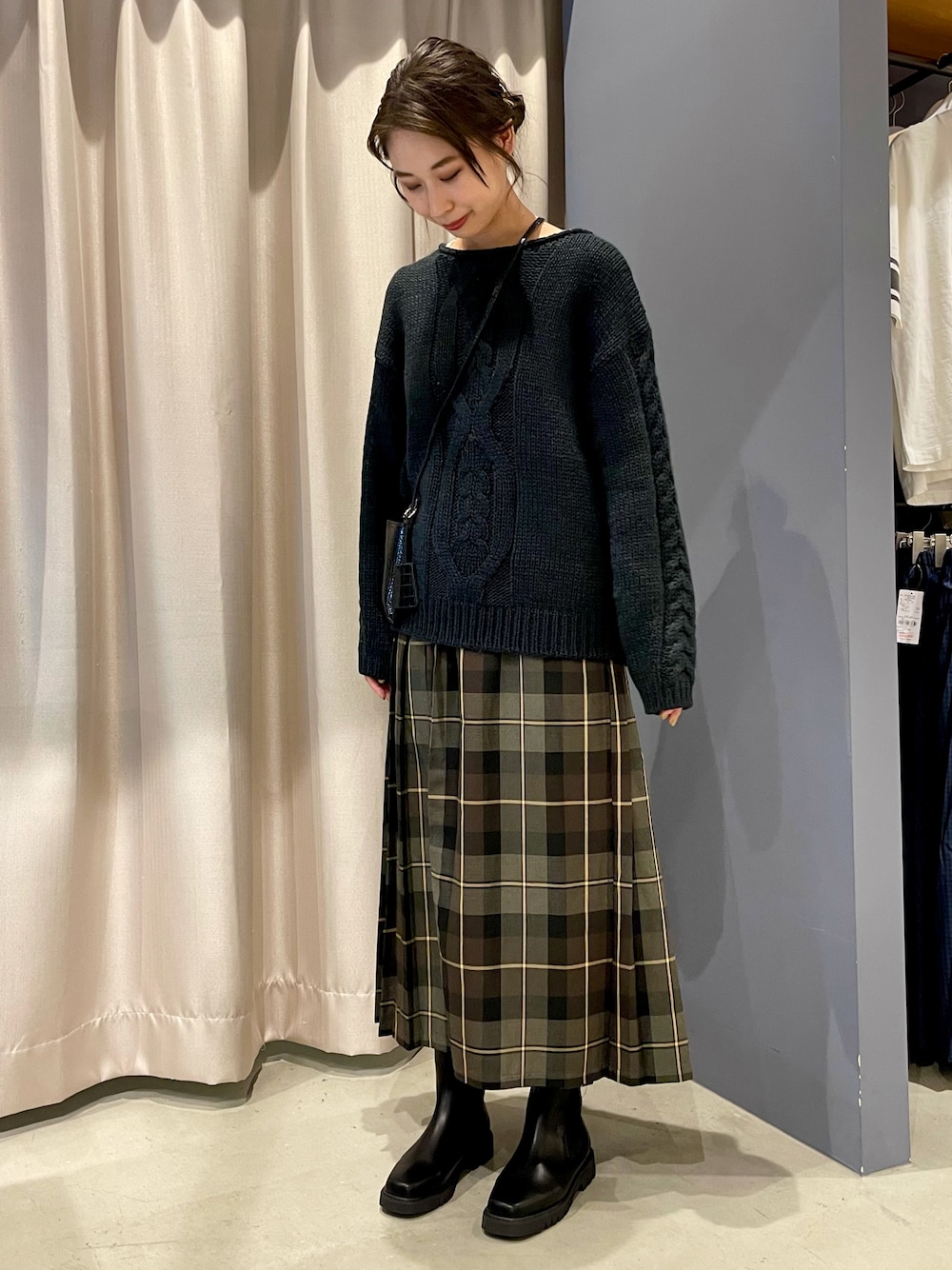「チェック、ショルダーバッグ、ケーブルニット、冬コーデ、休日スタイル、プチプラ、チェックスカート、プチプラコーデ、サイトゴアブーツ、肉厚ニット、サイドゴアブーツ 黒、AMERICAN HOLIC、アメリカンホリック、wearhalloween2021」｜「AMERICAN HOLICのラップ風プリーツスカート（スカート、グリーン系）」を使った、⍥ nasuさん（レディース・165cm）の秋コーディネートの1枚目の写真