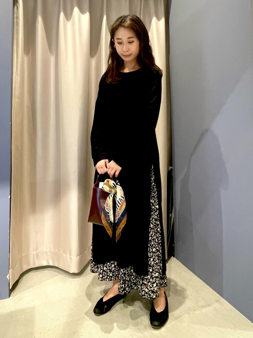 「レイヤードスタイル、スカーフ、大人カジュアル、プチプラ、きれいめカジュアル、プチプラコーデ、花柄スカート、秋コーデ、オトナ女子、ワンピース 黒、AMERICAN HOLIC、アメリカンホリック」｜「AMERICAN HOLICのサイドスリットカットワンピース（ワンピース、ブラック系）」を使った、⍥ nasuさん（レディース・165cm）の秋コーディネートの1枚目の写真