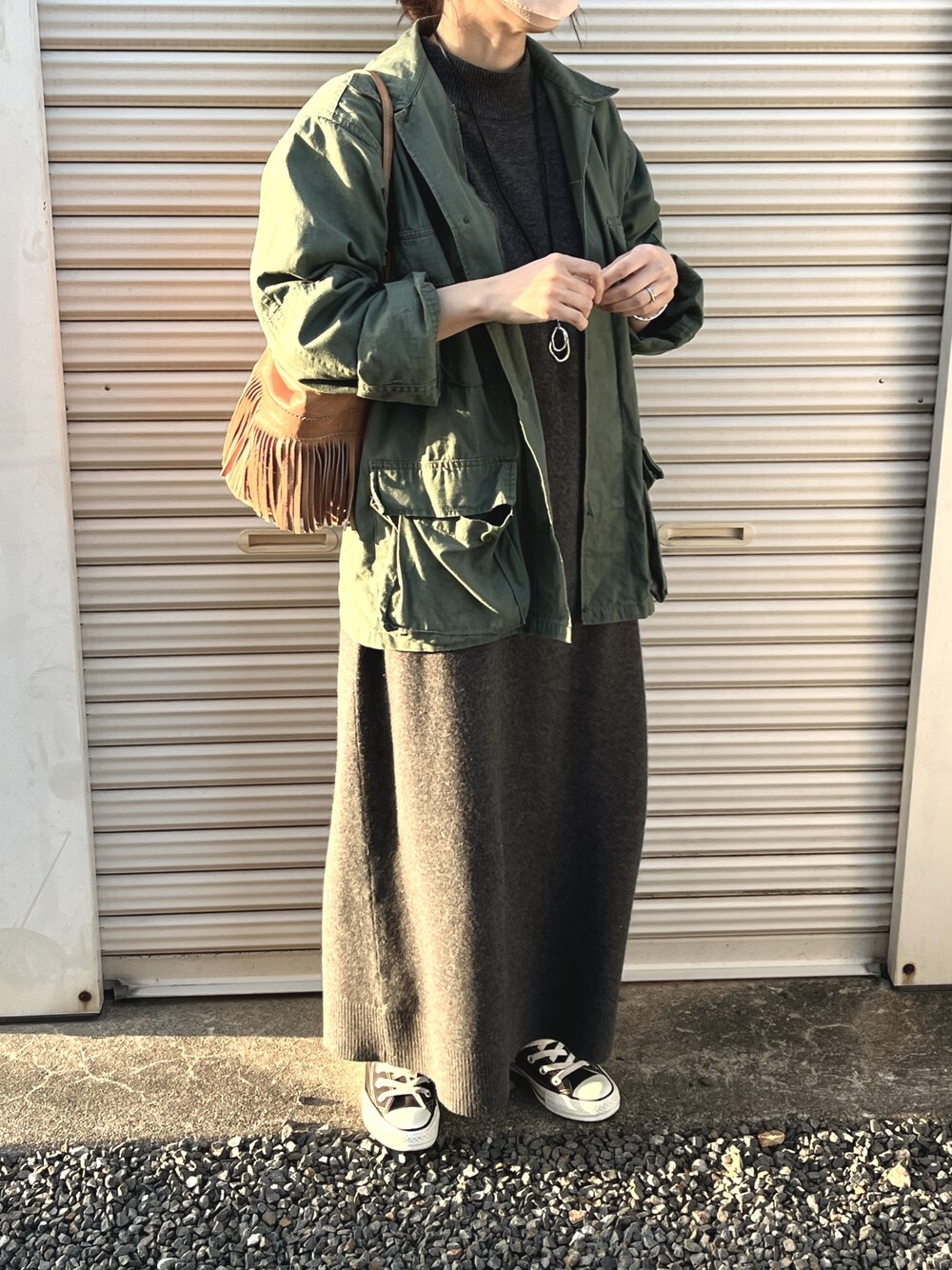 「カジュアル、オトナカジュアル、休日スタイル、シンプル、スニーカー、ミリタリージャケット、ワンピース、コンバース」｜「URBAN RESEARCH Sonny Labelのモックネックロングニットワンピース∴（ワンピース、グレー系）」を使った、yuuukaさん（レディース・155cm）の春コーディネートの1枚目の写真