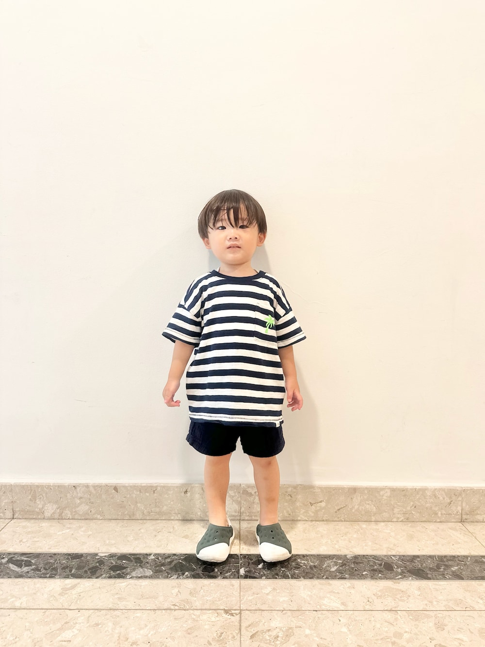 「最近のいい感じコーデ、サンダル、キッズファッション、キッズコーデ、夏コーデ、シンプルコーデ、男の子、モノトーン、ボーダー、GAP、GAPbaby、gap kids、2歳」｜「NIKEの《NIKE》ｿﾙ ｻﾝﾀﾞﾙ PS（サンダル、ブラック系）」を使った、Tigerさん（キッズ・80cm）の春コーディネートの1枚目の写真