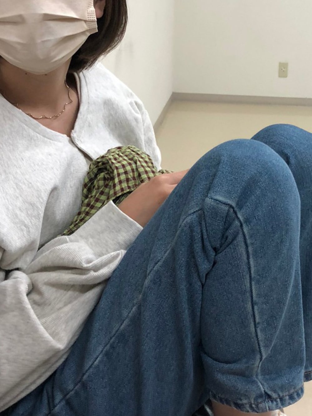 「feepurのデニム＆ツイルマムパンツ（デニムパンツ、ブルー系）」を使った、れおさん（レディース・153cm）の秋コーディネートの1枚目の写真