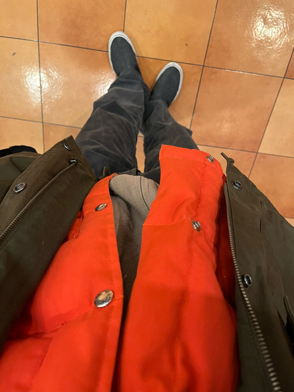 「northface、orange、down vest、VANS」｜「VANSのアイテム（スリッポン、ブラック系）」を使った、Taka_Koboさん（メンズ・165cm）の冬コーディネートの1枚目の写真