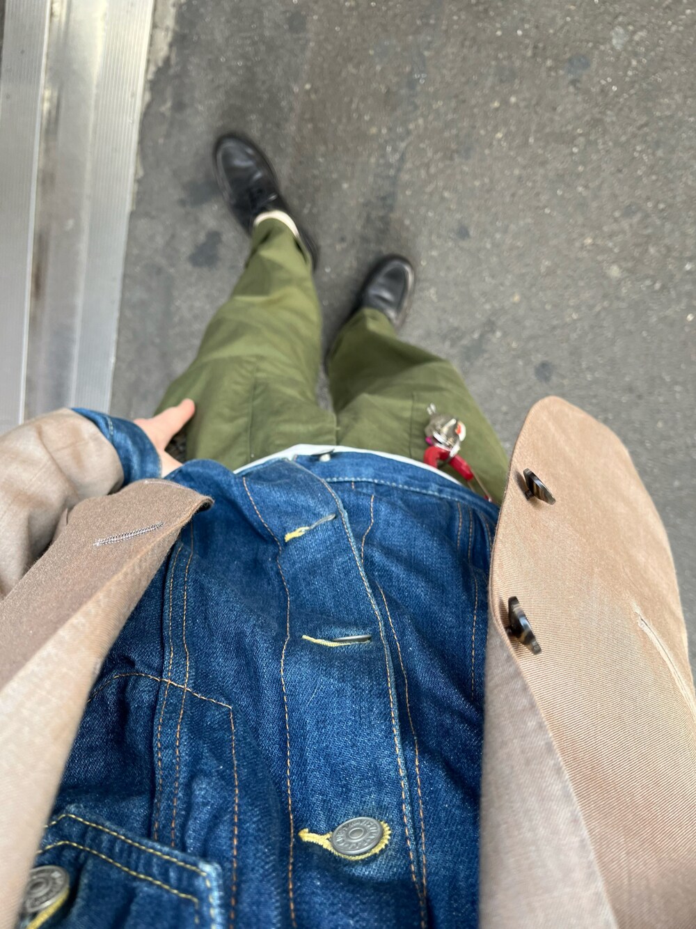 「VISVIMのアイテム（デニムジャケット、ブルー系）」を使った、Taka_Koboさん（メンズ・165cm）の春コーディネートの1枚目の写真