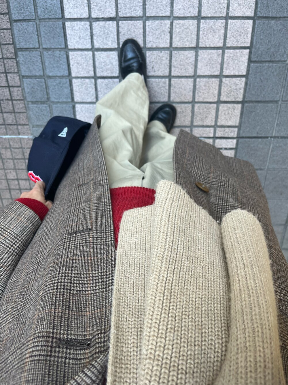 「grenfell、COLUMN、赤いニット、オールデン」｜「ALDENのアイテム（ローファー、ブラック系）」を使った、Taka_Koboさん（メンズ・165cm）の冬コーディネートの1枚目の写真