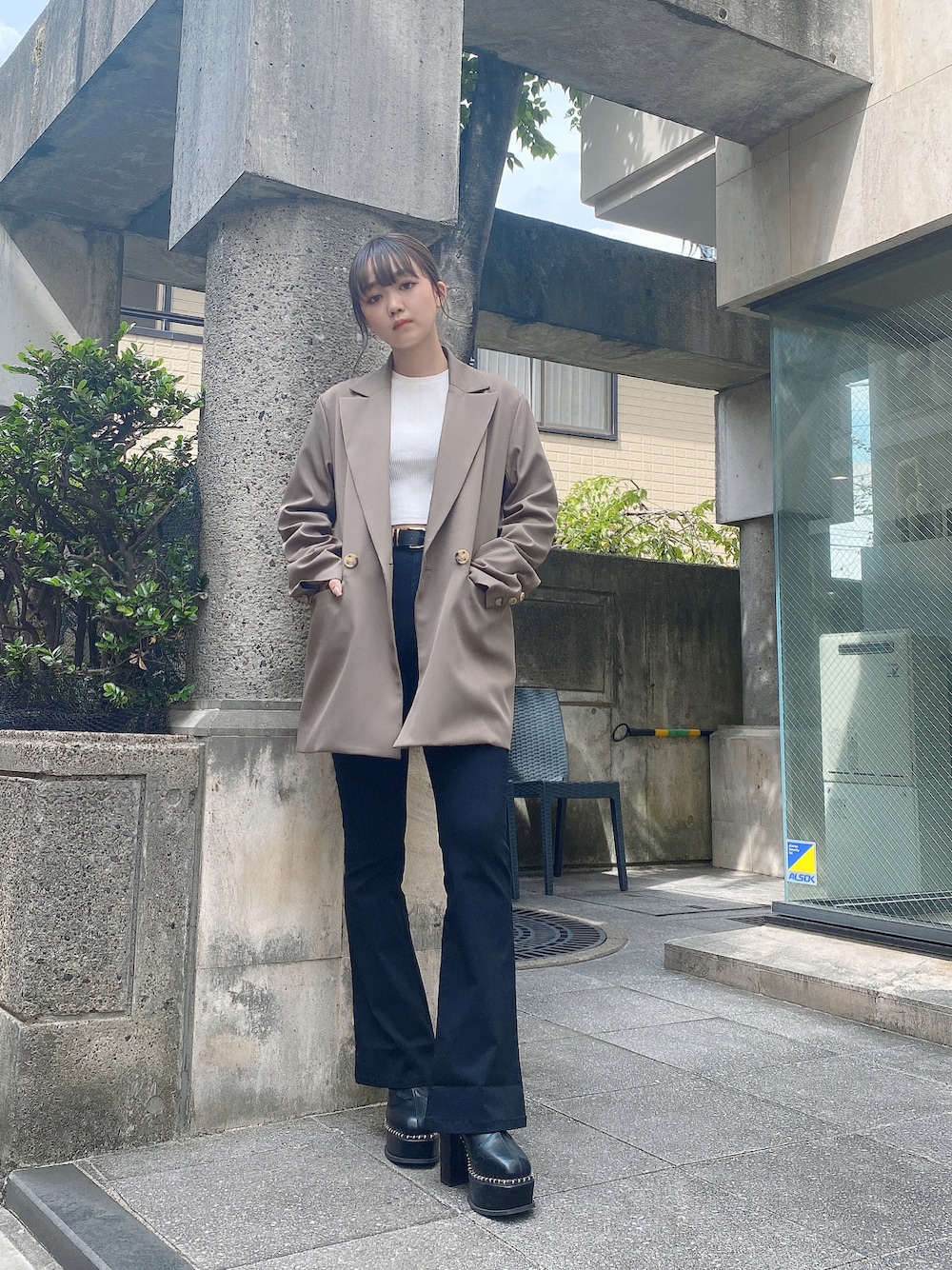 ホワイト系のTシャツ/カットソー、グレー系のその他アウター、ブラック系のその他パンツを着用したレディースの秋コーディネートの1枚目の写真