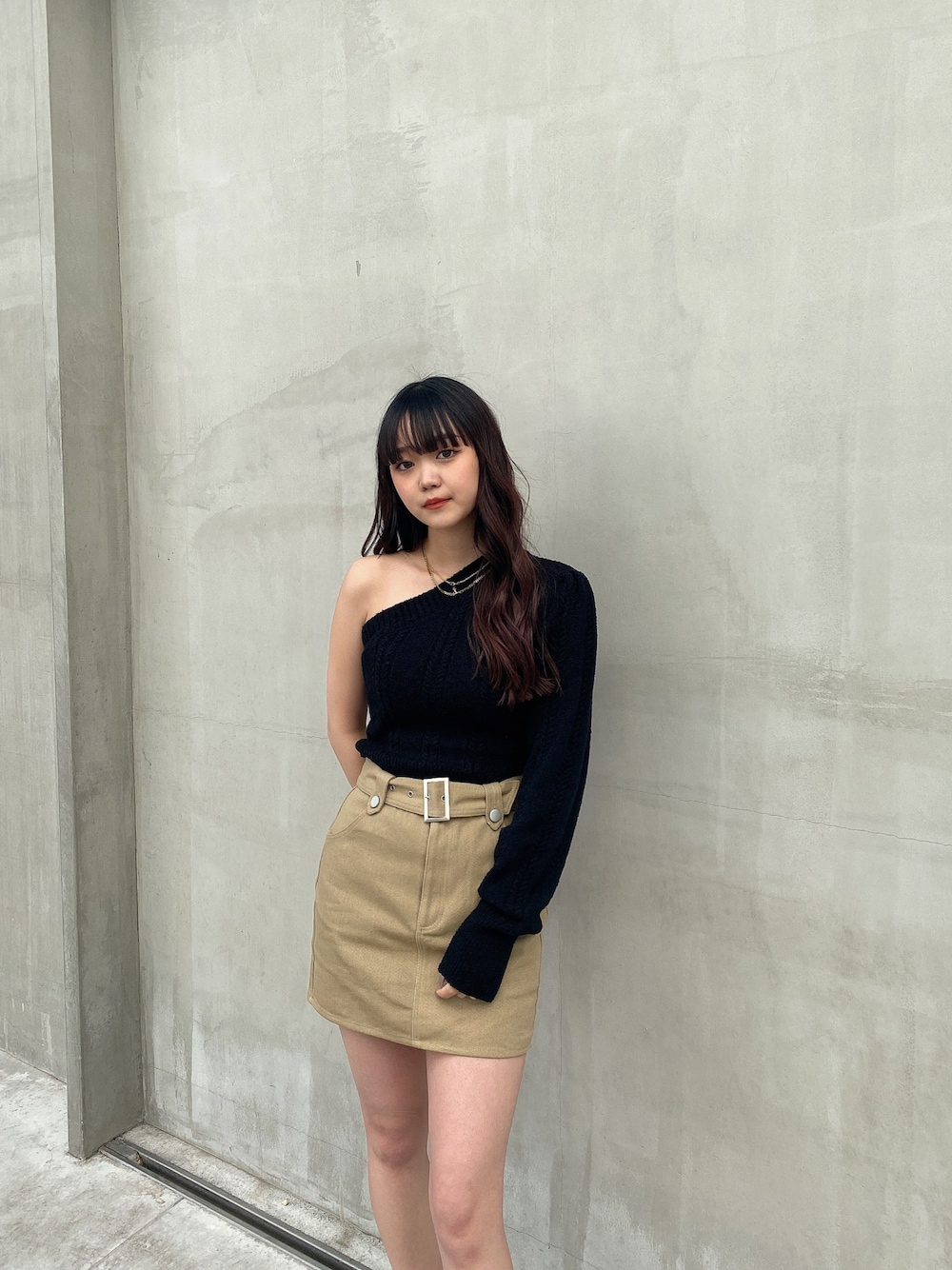 「ENVYM、envym、envym_staff、envym_shibuya、ワンショルダー、ニット、シンプルコーデ、休日コーデ、今日のコーデ、低身長、春コーデ」｜「ENVYMのワンショルソフトKNIT（ニット/セーター、ブラック系）」を使った、TSUBASAさん（レディース・154cm）の春コーディネートの1枚目の写真