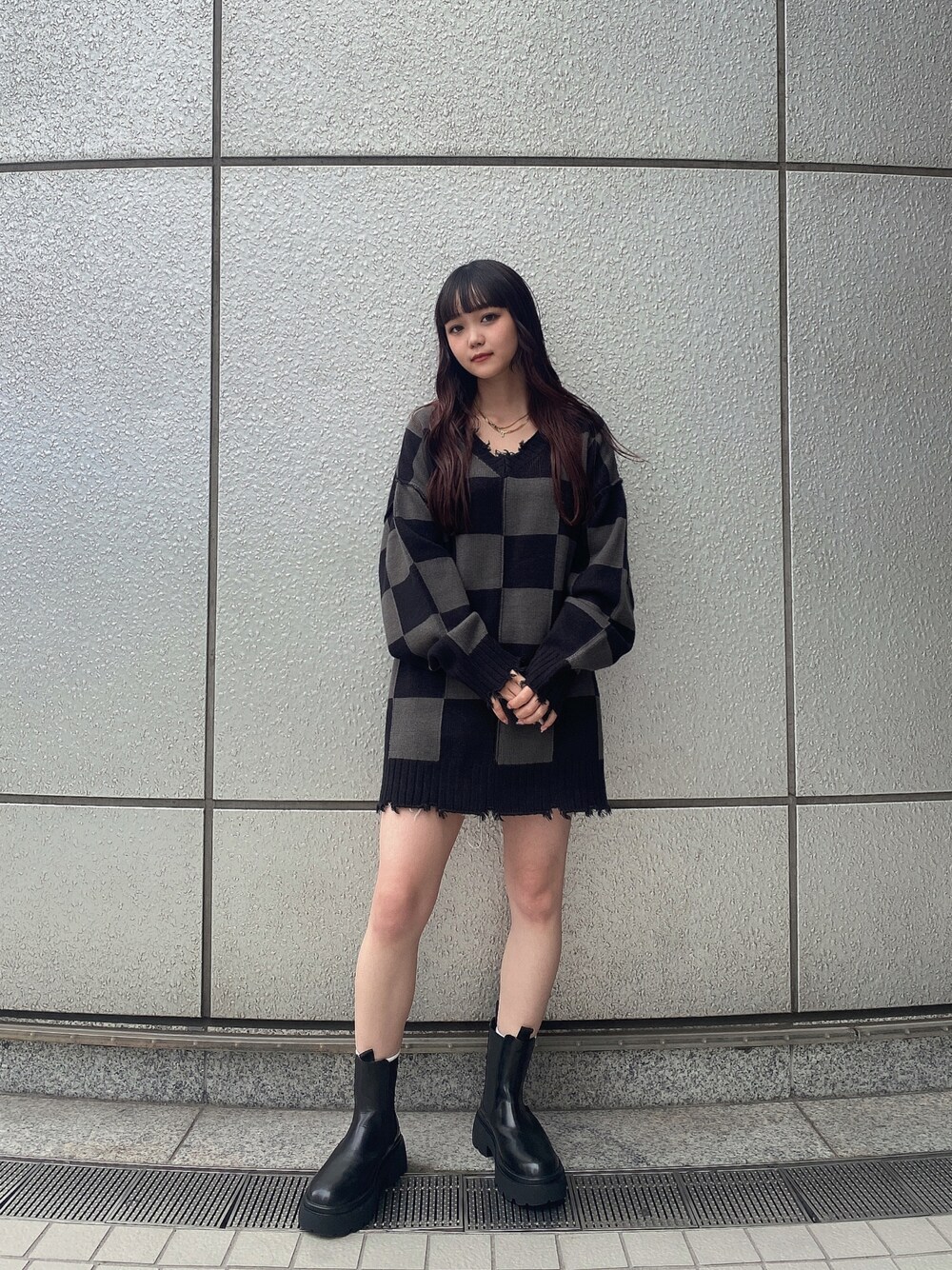 「ENVYM、envym、envym_staff、オーバーサイズ、ビッグシルエット、ニット、ダメージニット、ブロックチェック、グレー、グランジ、厚底ブーツ、サイドゴアブーツ、カジュアルコーデ」｜「ENVYMのＶネックオーバーサイズＫＮＩＴ（ニット/セーター、グレー系）」を使った、TSUBASAさん（レディース・154cm）の冬コーディネートの1枚目の写真