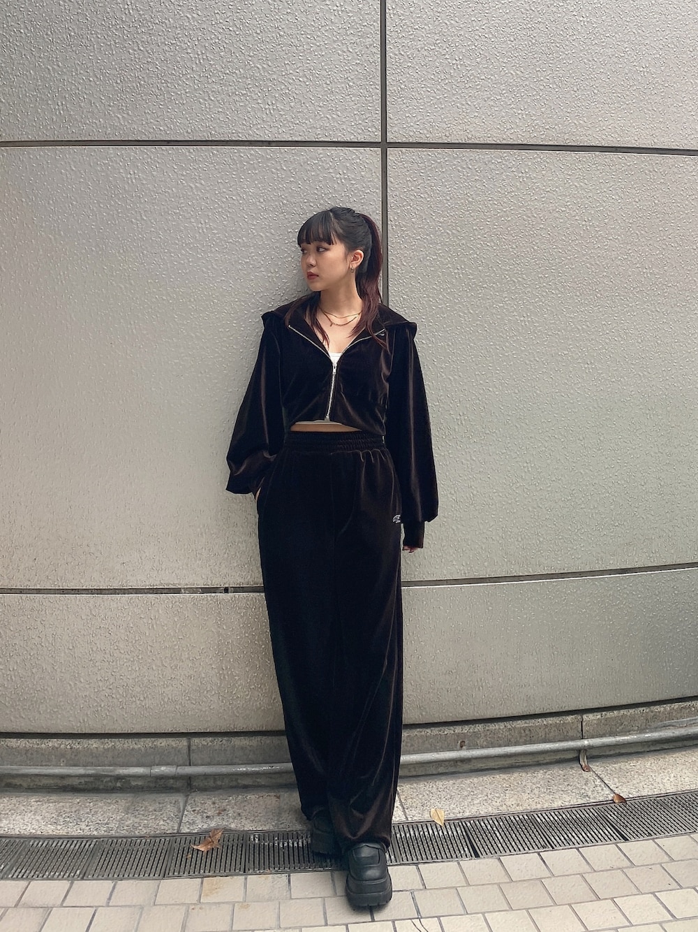 「ENVYM、envym、envym_staff、envym_shibuya、大人カジュアル、カジュアルコーデ、シンプルコーデ、ゆるコーデ、リラックススタイル、ラクチンコーデ、ベロア、セットアップ、ブラウン」｜「ENVYMのベロアショートＰＫ（パーカー、ブラウン系）」を使った、TSUBASAさん（レディース・154cm）の春コーディネートの1枚目の写真