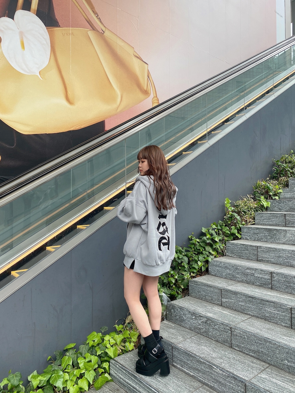 「ENVYM、envym_staff、シンプルスタイル、楽チンコーデ、カジュアルコーデ、低身長女子、シンプル、厚底サンダル、パーカー、オーバーサイズ、ビッグシルエット、スポーツミックス、サンダル」｜「ENVYMのＰＡＳＴ ＰＫ（パーカー、グレー系）」を使った、TSUBASAさん（レディース・154cm）の夏コーディネートの1枚目の写真
