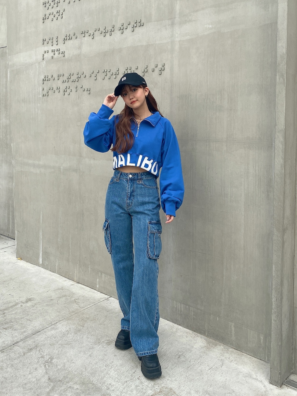 「ENVYM、envym、envym_staff、envym_shibuya、シンプルコーデ、ラフコーデ、低身長、パンツスタイル、メンズライク、体型カバー、デニムコーデ、カーゴパンツ、ポロシャツ、blue、デニムパンツ」｜「ENVYMのＥロゴＣＡＰ（キャップ、ブラック系）」を使った、TSUBASAさん（レディース・154cm）の夏コーディネートの1枚目の写真
