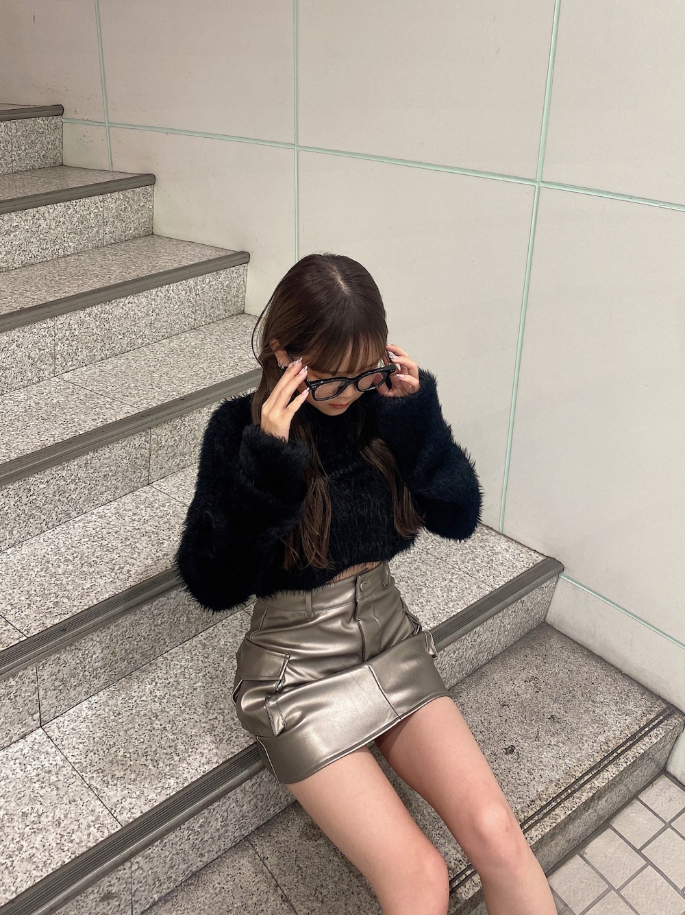 「ENVYM、envym_staff、秋冬コーデ、大人女子、ゆるコーデ、冬ファッション、カラーコーデ、クリスマスコーデ、ニット、シャギーニット、ブラック、レザー、レザースカート、メタリック、シルバー」｜「ENVYMのクロップドシャギーニット（ニット/セーター、ブラック系）」を使った、TSUBASAさん（レディース・155cm）の冬コーディネートの1枚目の写真