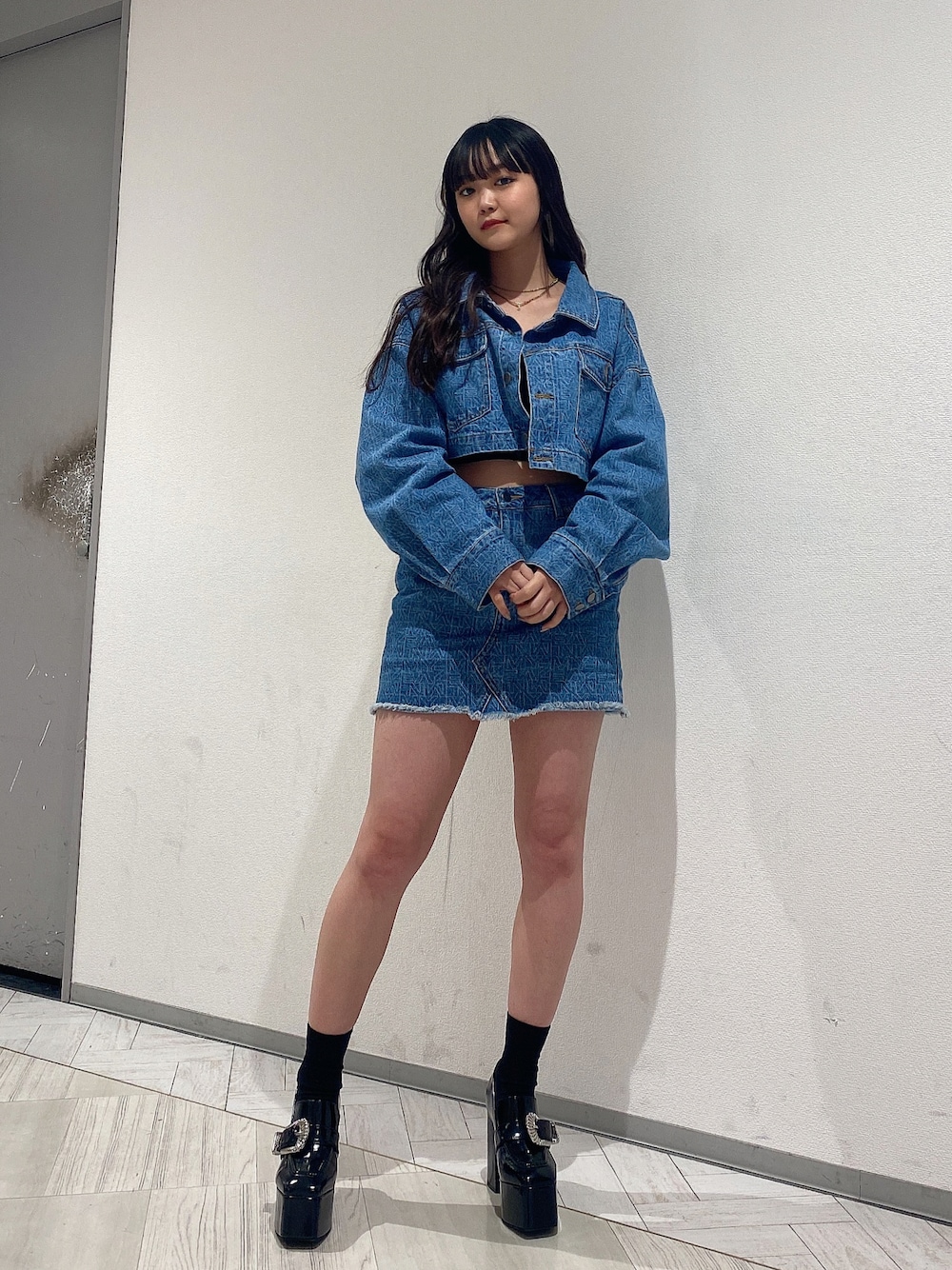 「ENVYM、envym、envym_staff、envym_shibuya、シンプルコーデ、骨格ウェーブ、着回しコーデ、カジュアル、デニム、ショート丈、デニムジャケット、デニムスカート、セットアップ、タイトスカート、ミニスカート」｜「ENVYMのＥＮＶＹＭロゴデニムショートＪＫ（その他アウター、ブルー系）」を使った、TSUBASAさん（レディース・154cm）の春コーディネートの1枚目の写真