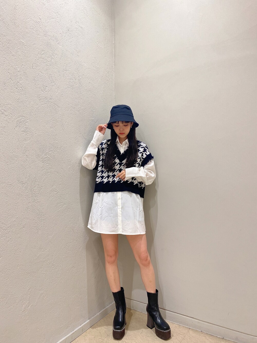 「ENVYM、envym_staff、秋冬コーデ、大人女子、ブーツスタイル、キレイめ、シンプルコーデ、ニット、シャツスタイル、オーバーサイズ、ビッグシルエット、ワンピース、厚底シューズ、ブーツ」｜「ENVYMのe-plateバケットハット（ハット、ブラック系）」を使った、TSUBASAさん（レディース・155cm）の冬コーディネートの1枚目の写真