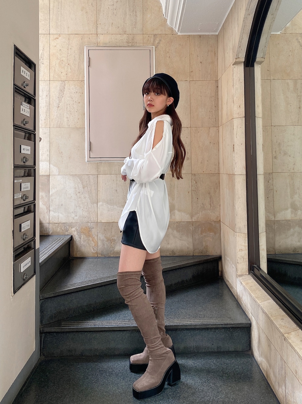 「ENVYM、オトナ女子、シンプルスタイル、お出かけコーデ、秋服コーデ、秋色、低身長コーデ、秋冬コーデ、大人ガーリー、大人かわいい、秋、シンプル、シャツスタイル、白シャツ、ニーハイブーツ」｜「ENVYMのパイピングベレー（ハンチング/ベレー帽、ブラック系）」を使った、TSUBASAさん（レディース・154cm）の秋コーディネートの1枚目の写真