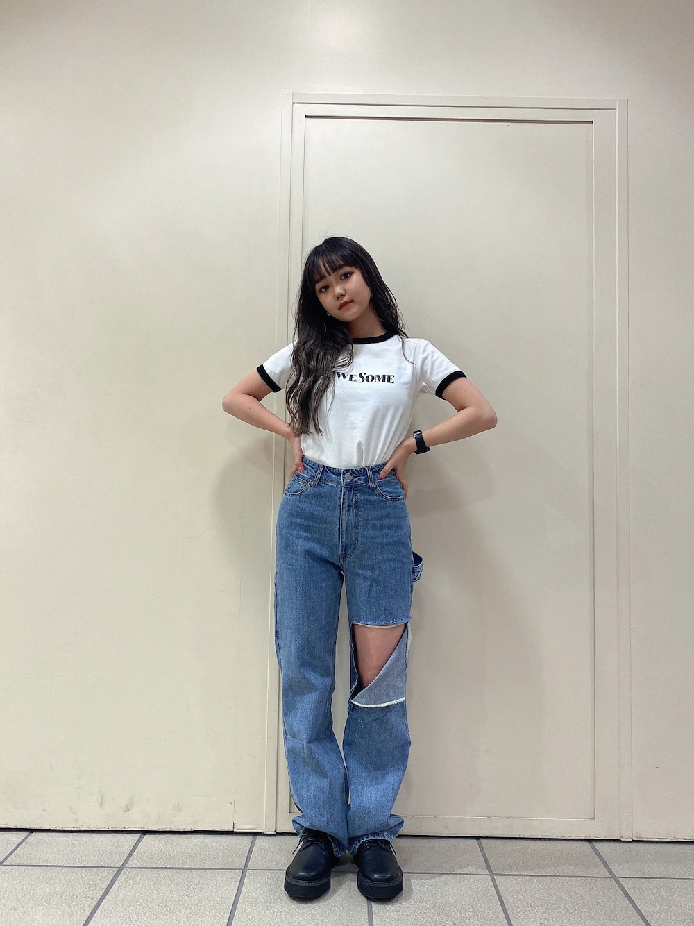 その他のTシャツ/カットソー、ブルー系のデニムパンツ、ブラック系のその他シューズを着用したレディースの春コーディネートの1枚目の写真