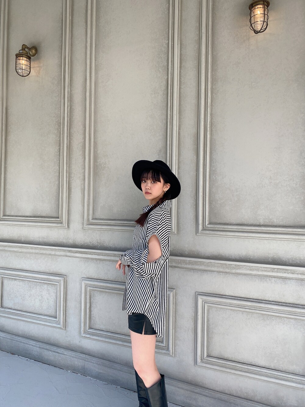 「ENVYM、envym、envym_staff、シンプル、大人コーデ、低身長コーデ、黒、ボーダートップス、シャツスタイル、シャツ、オーバーサイズ、スリット、ハット」｜「ENVYMのベーシックHAT（ハット、ブラック系）」を使った、TSUBASAさん（レディース・154cm）の春コーディネートの1枚目の写真