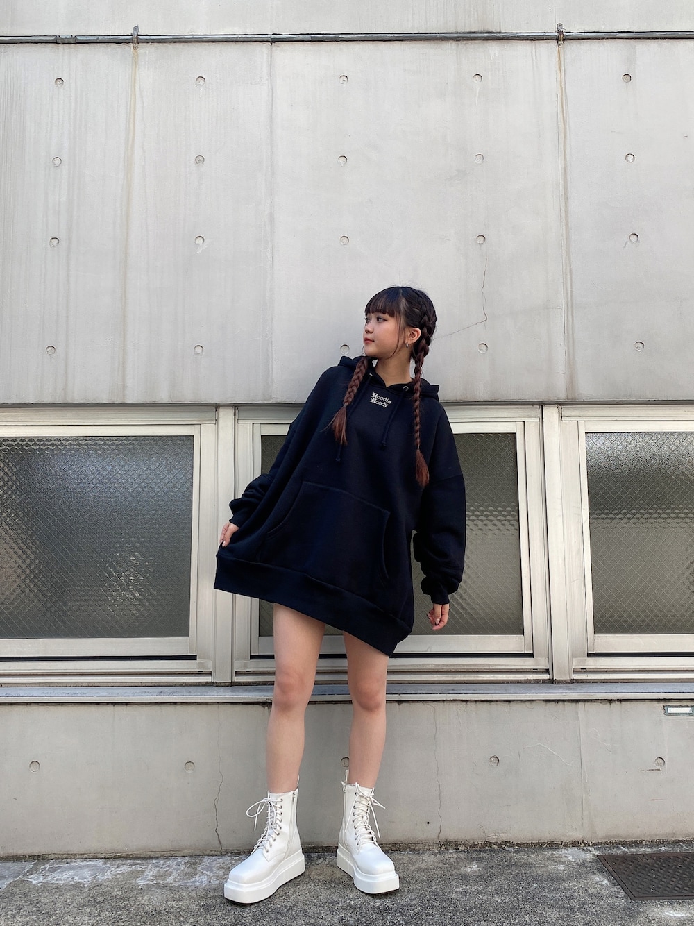 「ENVYM、冬コーデ、シンプルスタイル、秋コーデ、ラクチンコーデ、低身長コーデ、ワンピーススタイル、低身長女子、プルオーバー、オーバーサイズ、ビッグシルエット、カジュアルコーデ、ストリート」｜「ENVYMのオーバールーズロゴＰＯ（スウェット、ブラック系）」を使った、TSUBASAさん（レディース・154cm）の冬コーディネートの1枚目の写真