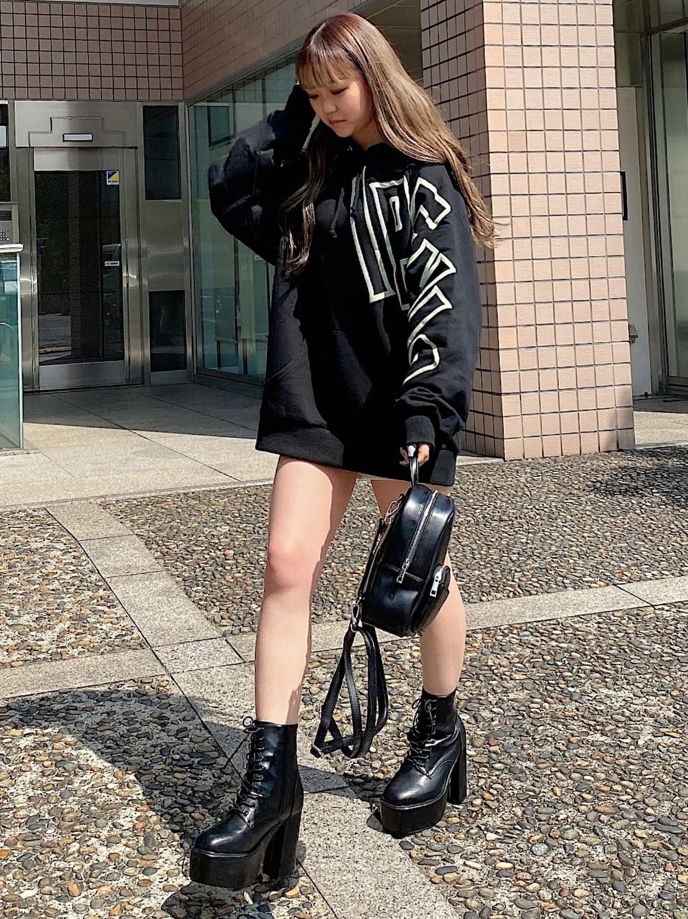 「ENVYM、秋のコーデ、シンプル、ビックシルエット、オーバーサイズ、低身長、モノトーンコーデ、ストリート、厚底シューズ、カジュアル、トレーナー、ブラック」｜「ENVYMのスリーブビッグロゴＰＯ（パーカー、ブラック系）」を使った、TSUBASAさん（レディース・154cm）の秋コーディネートの1枚目の写真