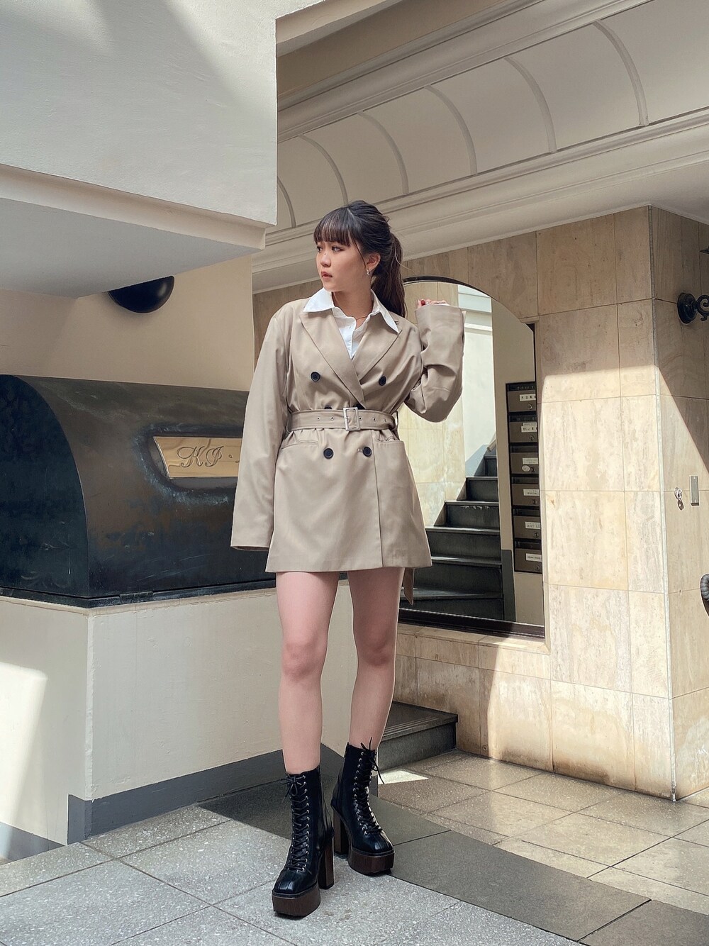 「ENVYM、オトナカジュアル、大人かわいい、ビッグシルエット、オトナ女子、ジャケット、テーラードジャケット、厚底シューズ、シンプルコーデ、レイヤードスタイル、オトナカワイイ」｜「ENVYMのエンブロイダリーＳＨ（シャツ/ブラウス、ホワイト系）」を使った、TSUBASAさん（レディース・154cm）の春コーディネートの1枚目の写真