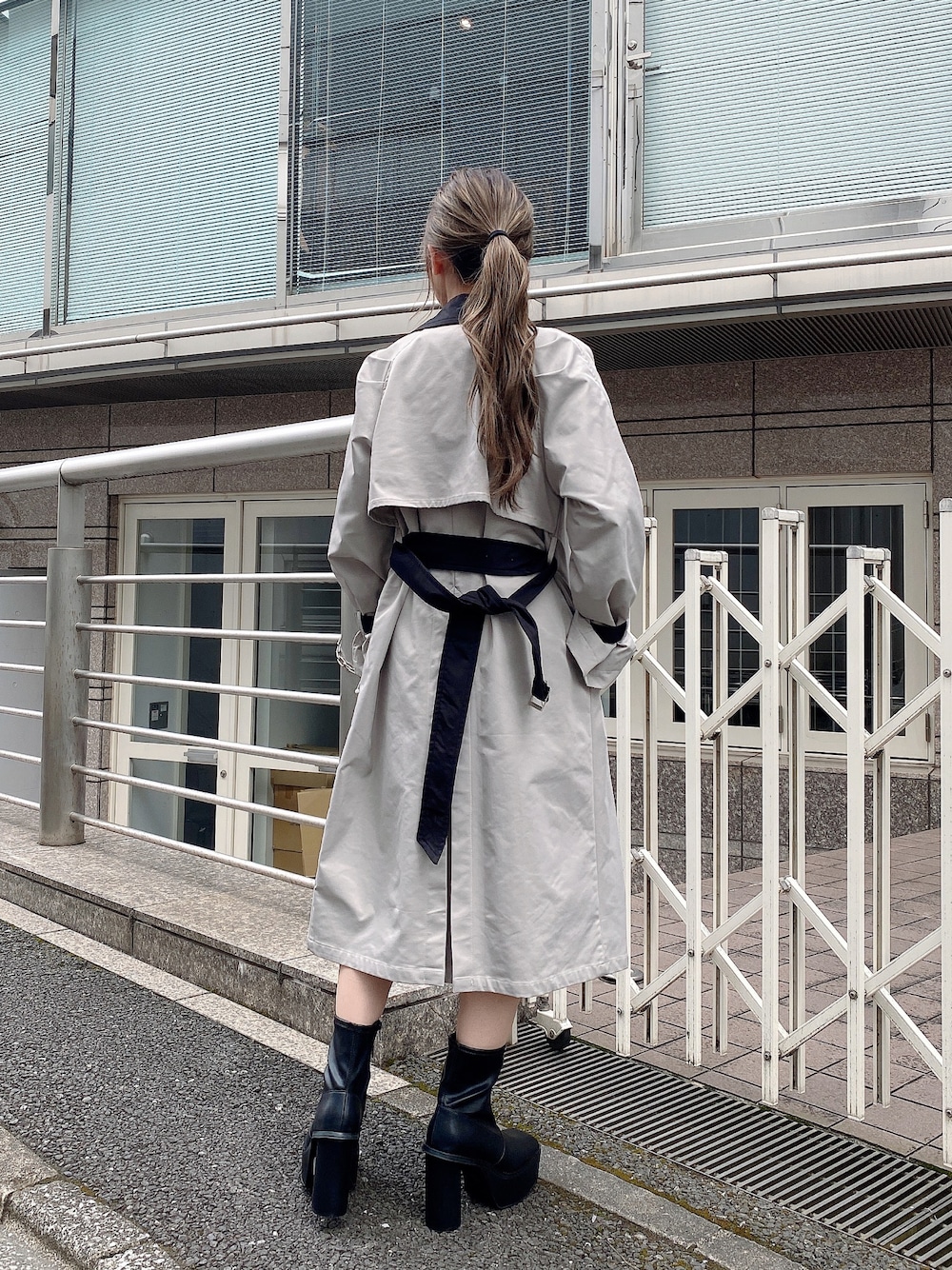 「ENVYM、秋のコーデ、秋服、シンプル、ビックシルエット、モノトーンコーデ、厚底シューズ、トレンチコート、グレー、低身長」｜「ENVYMのタックスリーブトレンチＣＴ（トレンチコート、グレー系）」を使った、TSUBASAさん（レディース・154cm）の秋コーディネートの1枚目の写真