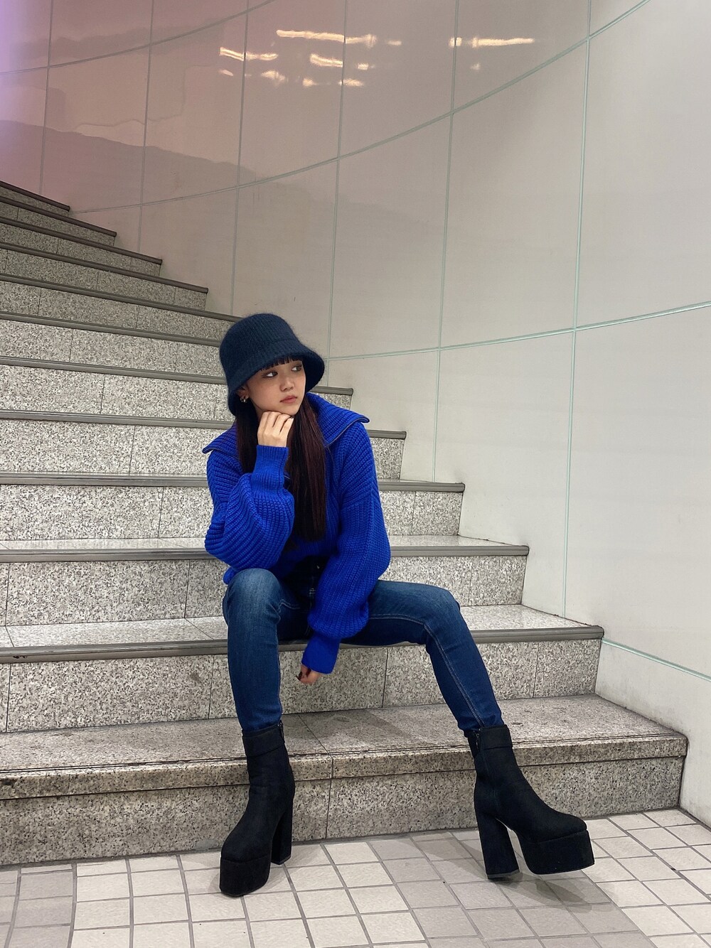 「ENVYM、envym、envym_staff、envym_shibuya、オトナカジュアル、春夏コーデ、カジュアル、大人かわいい、パンツスタイル、きれいめカジュアル、低身長、#シンプルコーデ、デニムパンツ、ハーフジップ、ニット」｜「ENVYMのアンゴラバケットハット（ハット、ブラック系）」を使った、TSUBASAさん（レディース・154cm）の春コーディネートの1枚目の写真