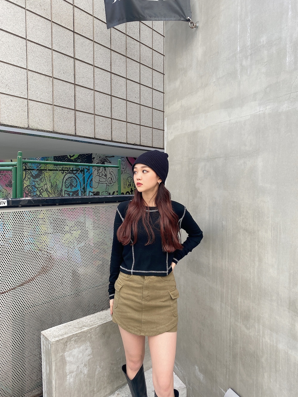 「ENVYM、envym_staff、envym、春カラー、大人かわいい、着回しコーデ、#春コーデ、カジュアルコーデ、シンプル、ビーニー、Y2K」｜「ENVYMのＥロゴステッチＰＯ（Tシャツ/カットソー、ブラック系）」を使った、TSUBASAさん（レディース・154cm）の春コーディネートの1枚目の写真