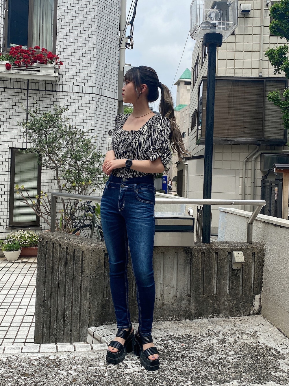 その他のシャツ/ブラウス、ブルー系のデニムパンツ、ブラック系のサンダルを着用したレディースの春コーディネートの1枚目の写真