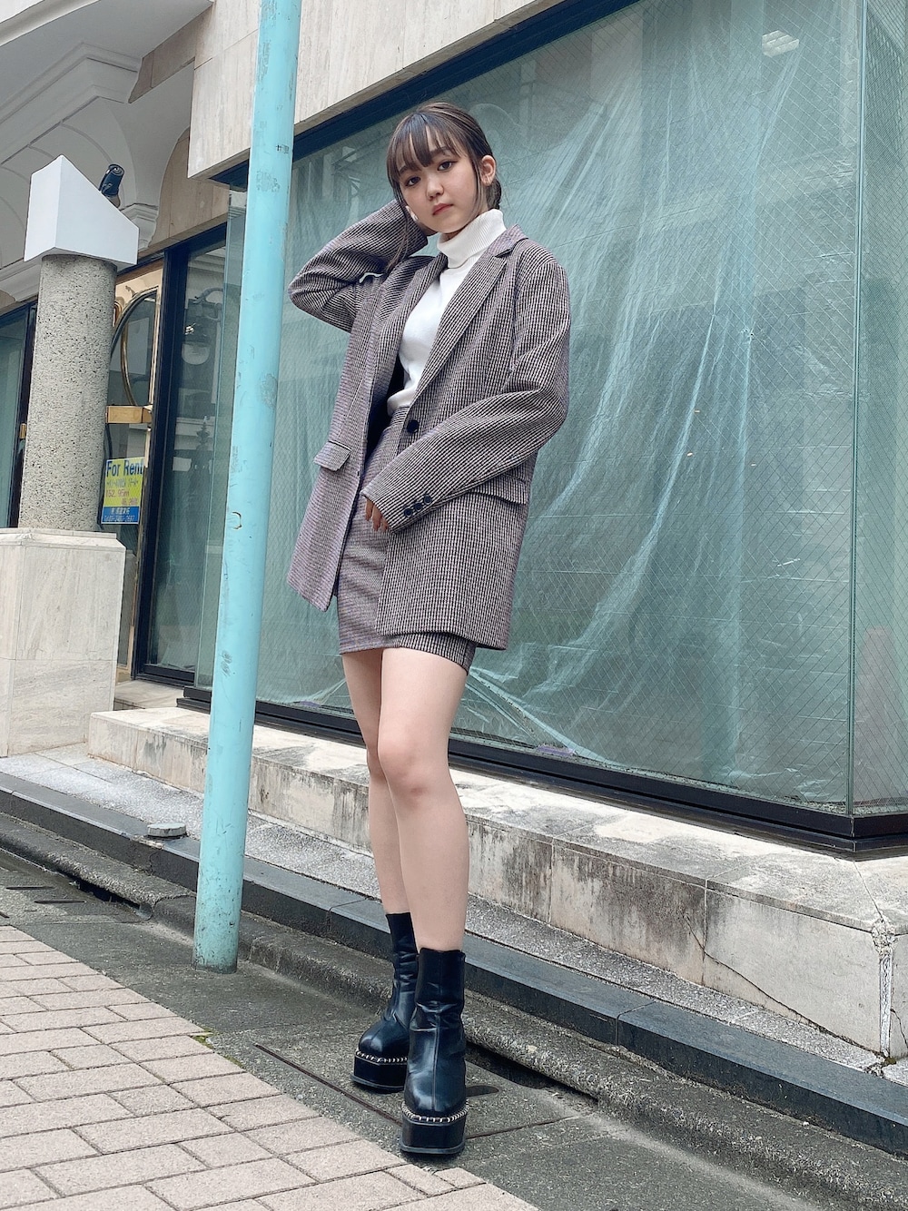 パープル系のその他アウター、ホワイト系のTシャツ/カットソー、パープル系のスカートを着用したレディースの秋コーディネートの1枚目の写真