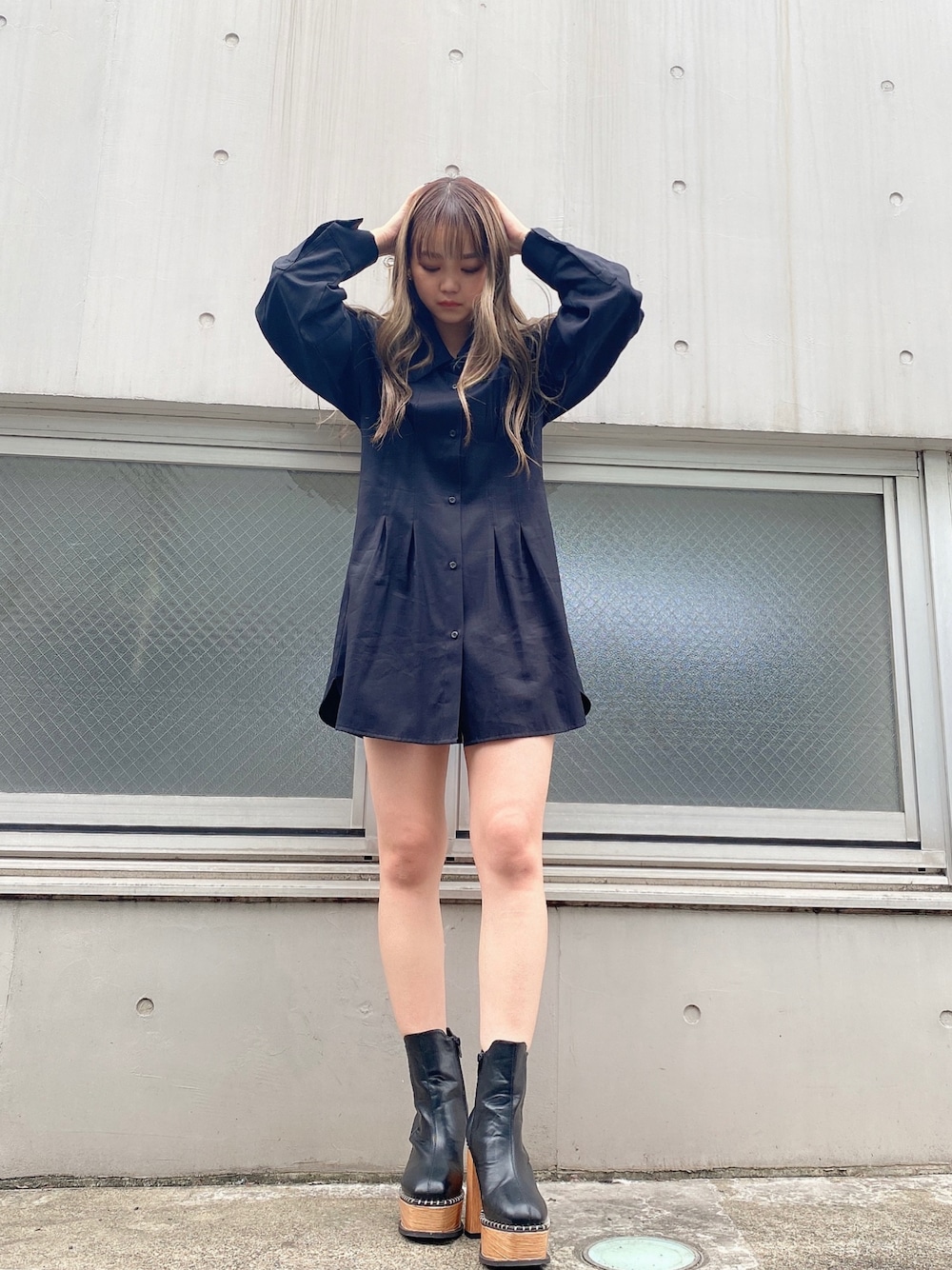 「ENVYM、秋のコーデ、シンプル、休日スタイル、秋服準備はじめました、モノトーンコーデ、シャツコーデ、ワンピース、厚底シューズ、ブラック」｜「ENVYMのウエストタックＳＨ（シャツ/ブラウス、ブラック系）」を使った、TSUBASAさん（レディース・154cm）の秋コーディネートの1枚目の写真