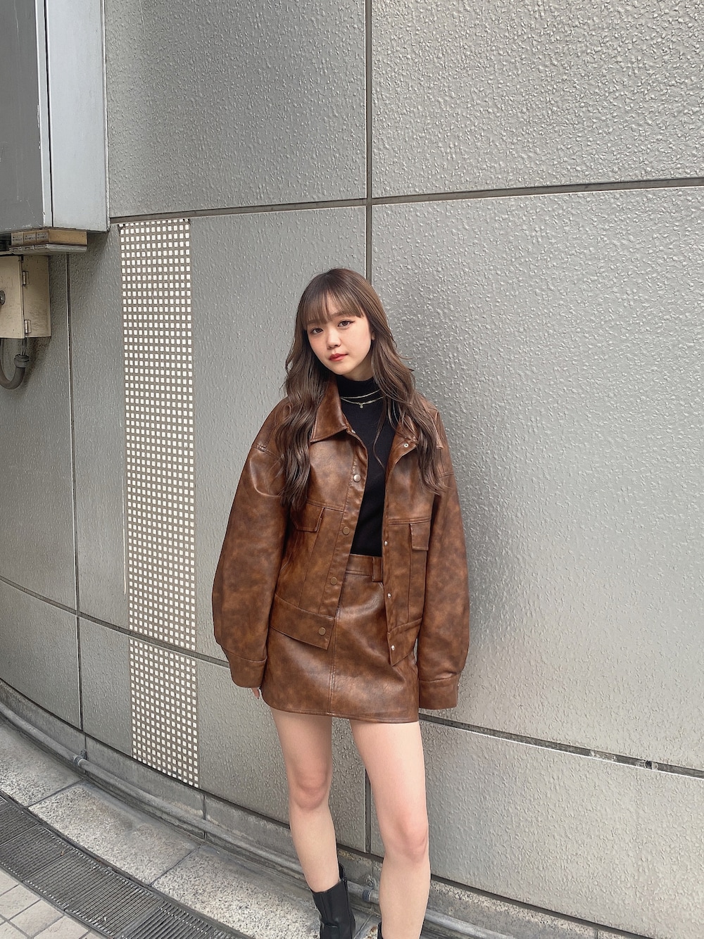 「ENVYM、envym_staff、秋冬コーデ、冬ファッション、レザー、レザージャケット、レザースカート、セットアップ、セットアップスタイル、ブラウン、ブラウンコーデ、きれいめカジュアル」｜「ENVYMのヴィンテージレザージャケット（ベスト、ブラウン系）」を使った、TSUBASAさん（レディース・155cm）の冬コーディネートの1枚目の写真