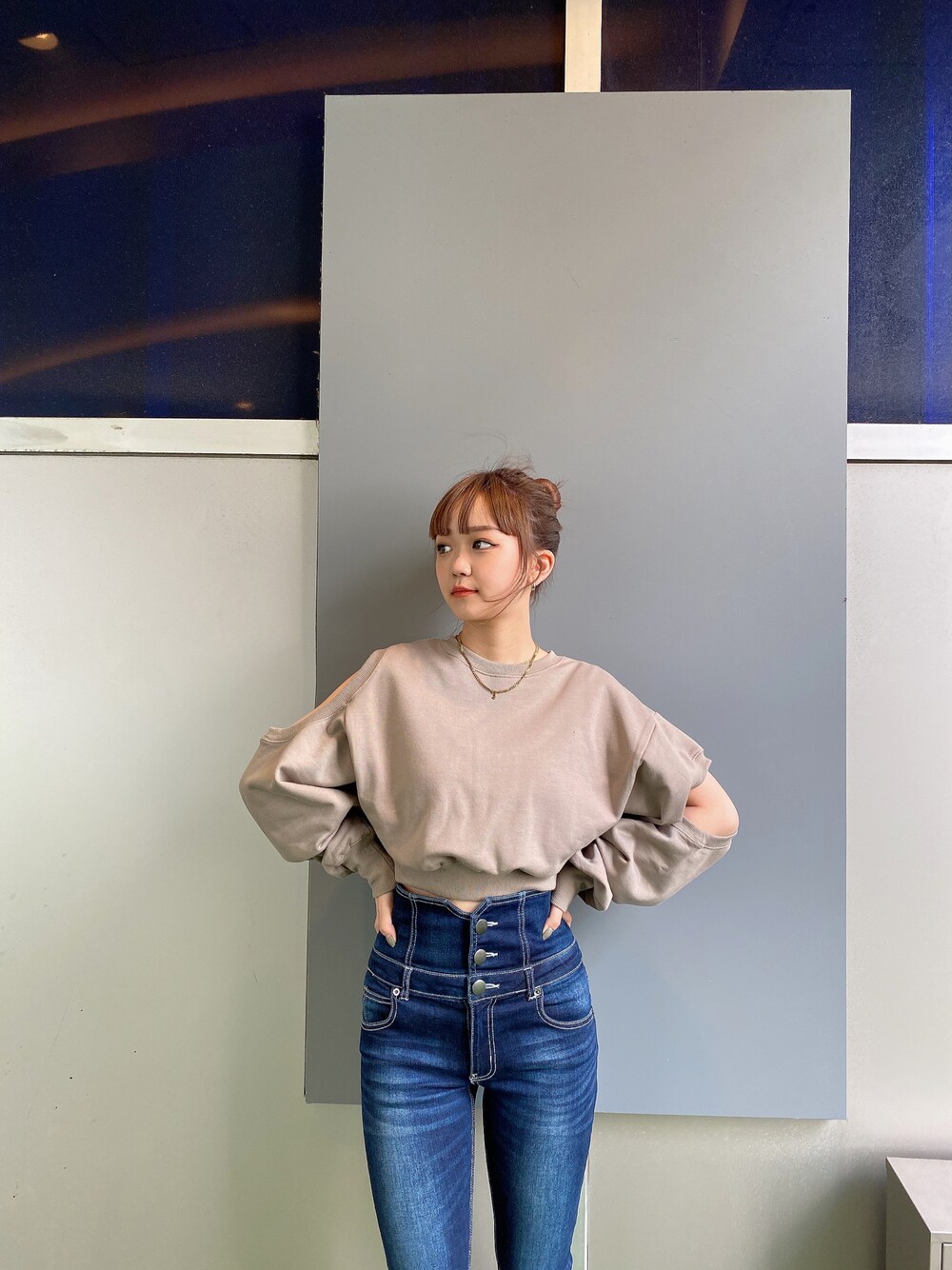 「ENVYM、envym_staff、シンプル、低身長、低身長コーデ、ベージュ、ベージュコーデ、肌見せ、トレーナー、ハイウエストパンツ、スキニーデニム」｜「ENVYMのアシメカットショートPO（Tシャツ/カットソー、ベージュ系）」を使った、TSUBASAさん（レディース・154cm）の夏コーディネートの1枚目の写真