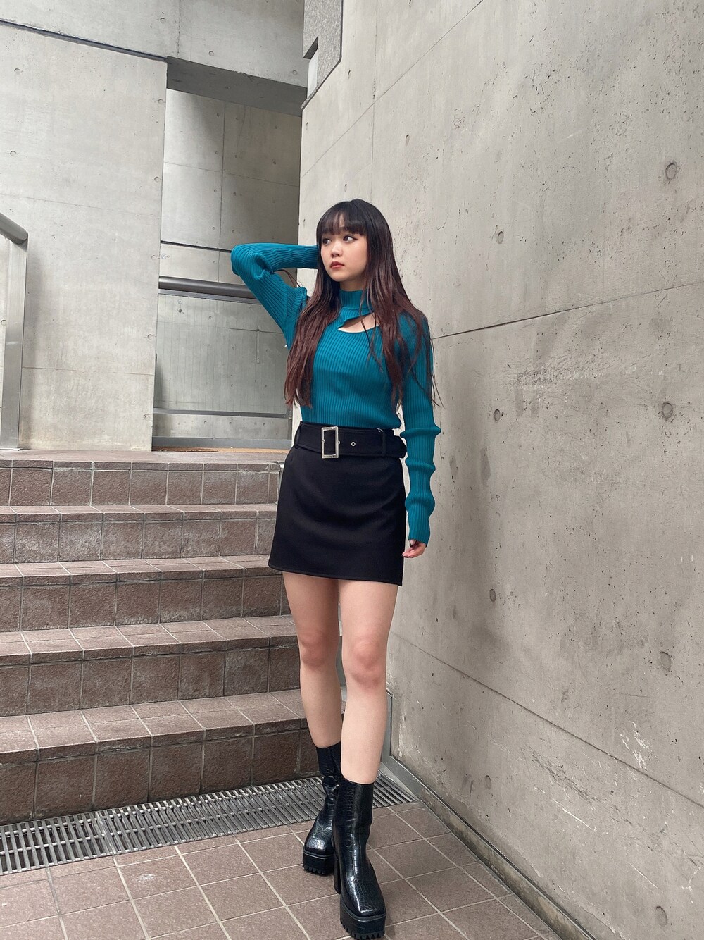 「ENVYM、envym_staff、秋のコーデ、オトナカジュアル、おしゃれさんと繋がりたい、大人かわいい、着回しコーデ、低身長、キレイめ、ブルー、ニット、ミニスカート、タイトスカート、黒」｜「ENVYMのネックカッティングＫＮＩＴＰＯ（ニット/セーター、ブルー系）」を使った、TSUBASAさん（レディース・154cm）の秋コーディネートの1枚目の写真