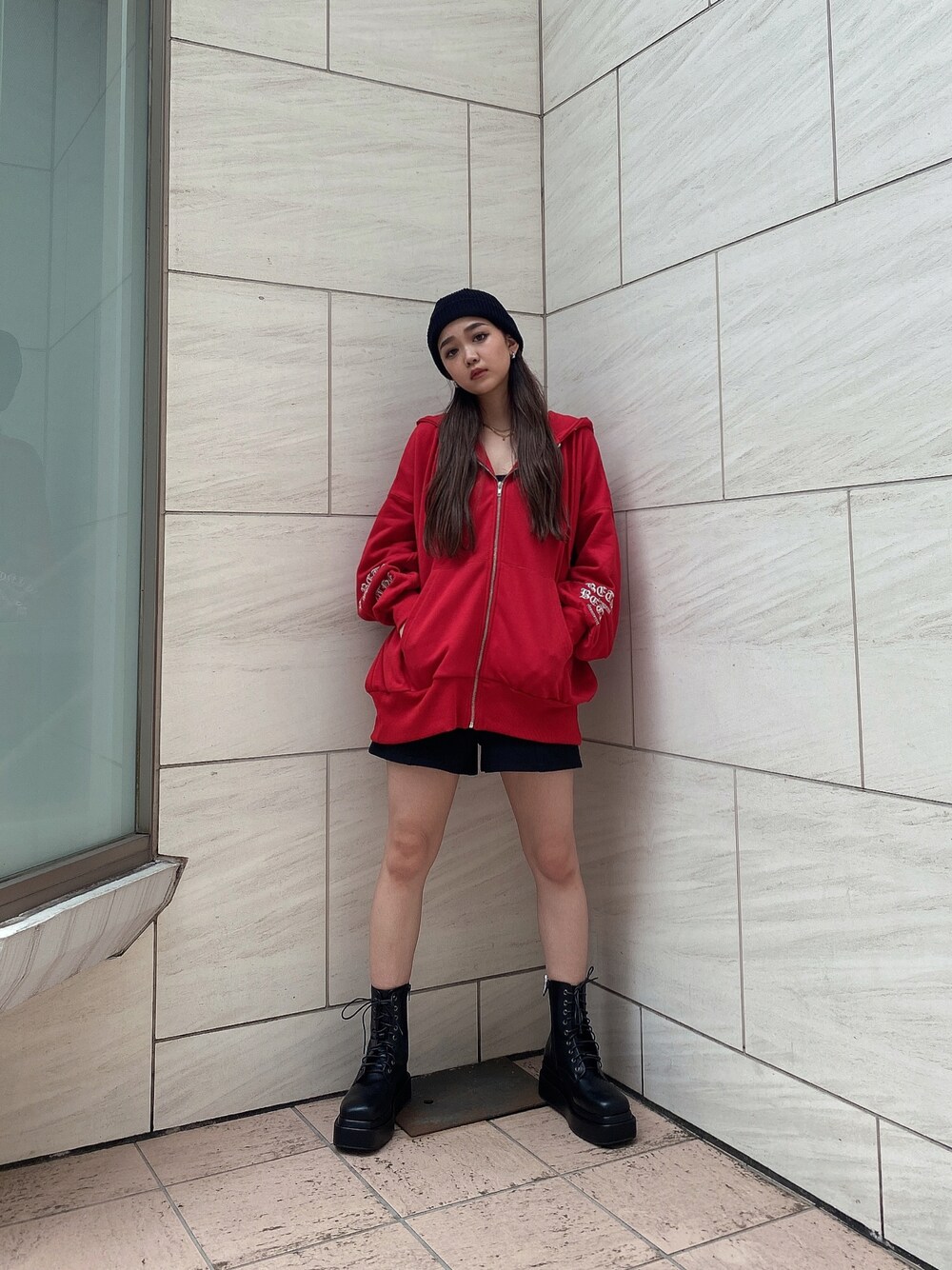 「ENVYM、秋カラー、オトナカジュアル、オーバーサイズ、ショートブーツ、パーカー、レッド、ビッグシルエット、メンズライク、ビーニー、ストリート」｜「ENVYMのアイテム（ニットキャップ/ビーニー、ブラック系）」を使った、TSUBASAさん（レディース・154cm）の夏コーディネートの1枚目の写真