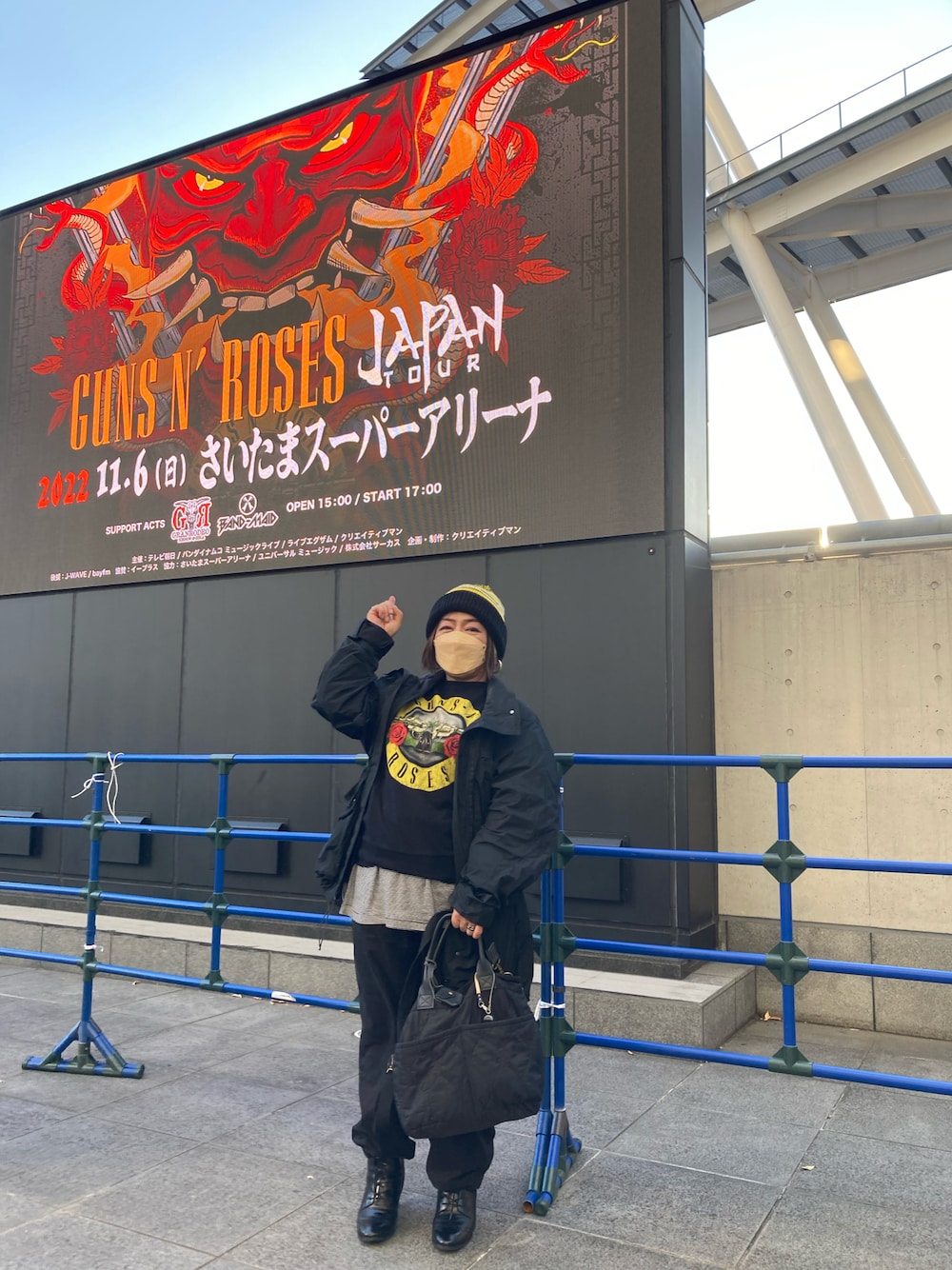 ブラック系のチノパンツ、ブラック系のブーツ、その他のTシャツ/カットソーを着用したレディースの秋コーディネートの1枚目の写真