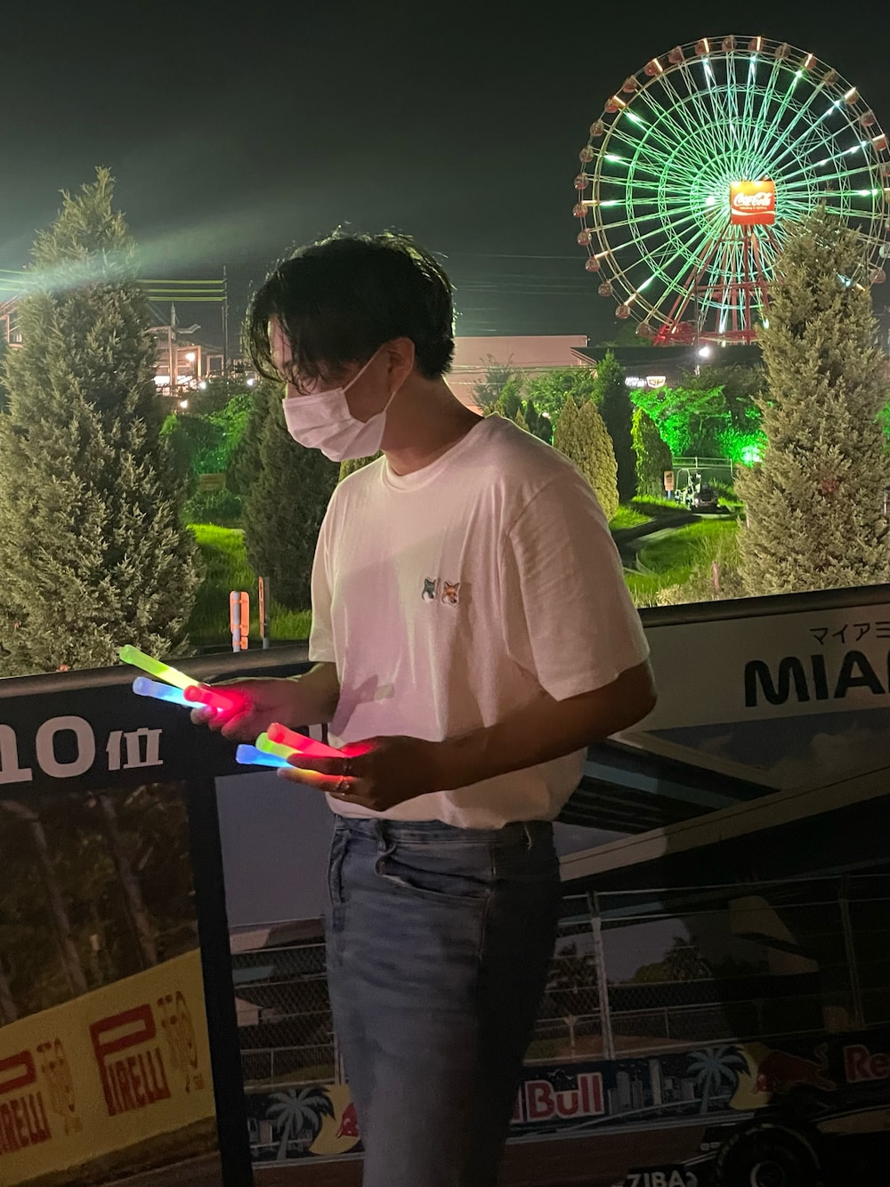 「MAISON KITSUNE、メゾンキツネ、白Tシャツ、GU、フレアパンツ、休日スタイル、シンプルコーデ、メンズファッション、大人コーデ、ootd」｜「Maison KitsuneのTEE-SHIRT DOUBLE FOX HEAD PATCH（Tシャツ/カットソー、ホワイト系）」を使った、そーまさん（メンズ・170cm）の春コーディネートの1枚目の写真