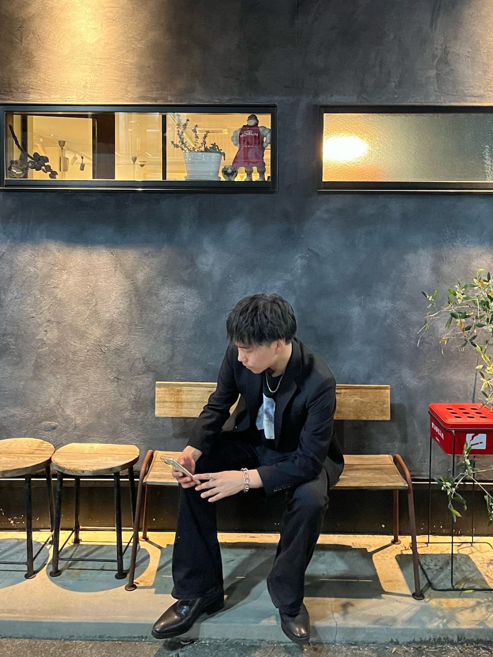 「GU、GUコーデ、フレアパンツ、ciater、ブーツ、ブラック、ブラックコーデ、メンズファッション、お洒落さんとつながりたい、ジャケット」｜「GUのアイテム（デニムパンツ、ブラック系）」を使った、そーまさん（メンズ・170cm）の秋コーディネートの1枚目の写真
