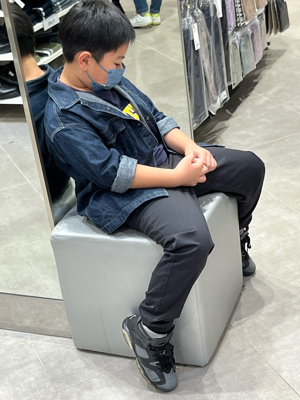「スニーカーコーデ、GU、ユニクロ、キッズコーデ、airjordan6、エアジョーダン6、秋服コーデ、キッズファッション」｜「GUのアイテム（パンツ、ブラック系）」を使った、Seek Differenceさん（メンズ・180cm）の秋コーディネートの1枚目の写真