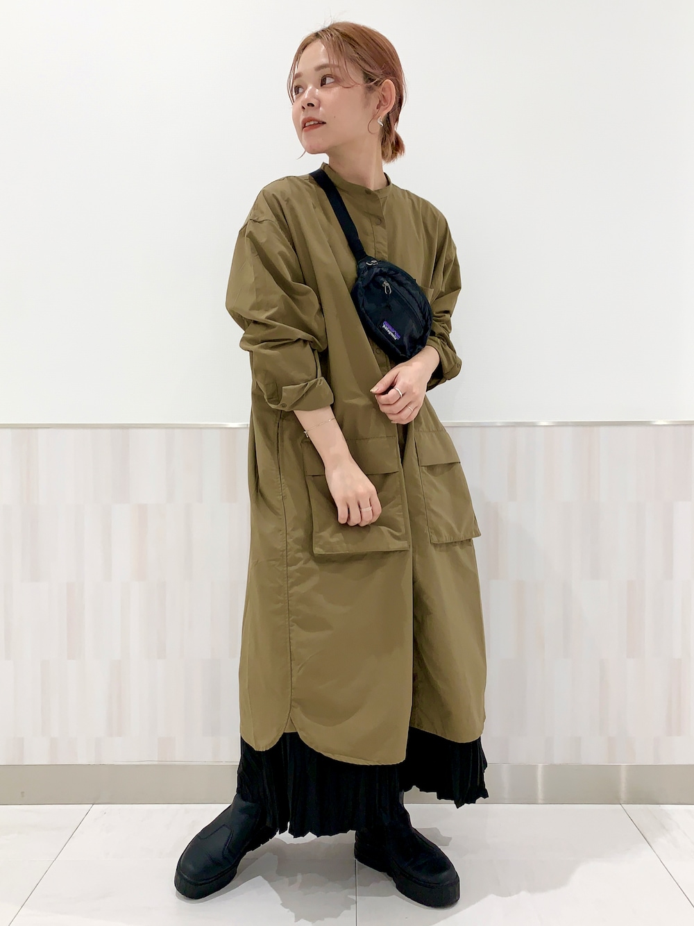 「BURLAP OUTFITTER、秋服、低身長コーデ、低身長、プリーツスカート、パタゴニア、patagonia、ナイロンジャケット、プーマ、PUMA、ラブアンドピース2021、URBAN RESEARCH DOORS、チェルシーブーツ、サイドゴアブーツ、カジュアルコーデ」｜「patagoniaの＜patagonia（パタゴニア）＞TRAVEL MINI HIP PACK/ボディーバッグ Ψ（ショルダーバッグ、ブラック系）」を使った、naoさん（レディース・155cm）の秋コーディネートの1枚目の写真