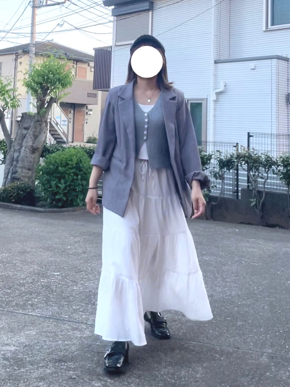 「最近のいい感じコーデ、春、スカートスタイル、白スカート、ハンチング、スカートコーデ、ローファー、GU、カジュアルガーリー、ロングワンピース、ジャケット、フレアスカート、ジャケットスタイル」｜「CHARLES & KEITHのアイテム（ブーツ、ブラック系）」を使った、nさん（レディース・160cm）の春コーディネートの1枚目の写真