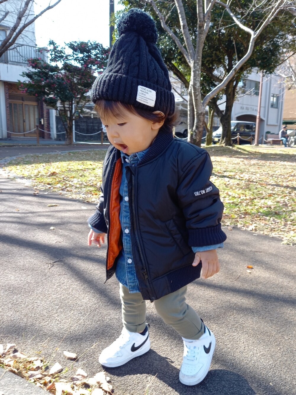 「ニット帽、シンプル、カジュアル、スニーカー、MA-1、デニムシャツ、カーキ、おしゃれさんと繋がりたい」｜「NIKEのアイテム（スニーカー、ホワイト系）」を使った、aoto*senaさん（キッズ・70cm）の冬コーディネートの1枚目の写真