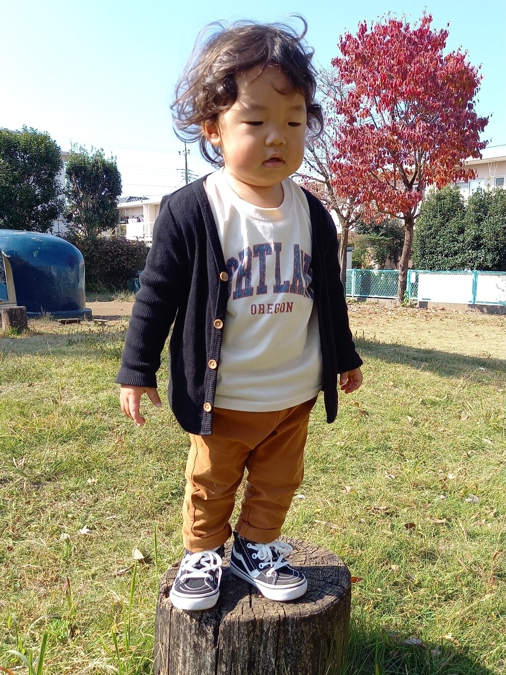 「キッズファッション、男の子、休日スタイル、カジュアル、着回しコーデ、カーディガン、シンプル、VANS、スニーカー」｜「VANSのアイテム（スニーカー、ブラック系）」を使った、aoto*senaさん（キッズ・80cm）の秋コーディネートの1枚目の写真