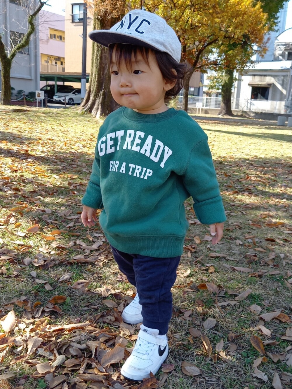 「カジュアルコーデ、スニーカー、トレーナー、おしゃれさんと繋がりたい、男の子コーデ、キャップ、スウェットパンツ」｜「NIKEのアイテム（スニーカー、ホワイト系）」を使った、aoto*senaさん（キッズ・70cm）の冬コーディネートの1枚目の写真