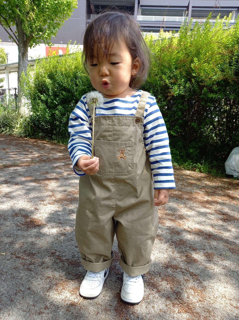 「ごきげんウィーク、カジュアルコーデ、休日スタイル、キッズファッション、シンプルコーデ、男の子、ZOZOKIDSDAY、オーバーオール、サロペット、肩掛けカーデ、NIKE、スニーカー、おしゃれさんと繋がりたい」｜「NIKEのアイテム（スニーカー、ホワイト系）」を使った、aoto*senaさん（キッズ・70cm）の春コーディネートの1枚目の写真