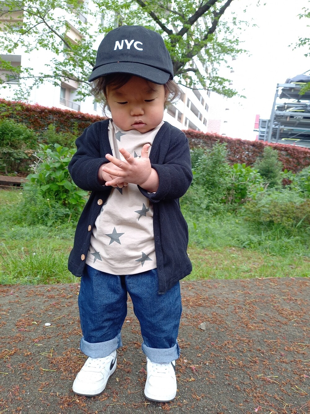 「キャップ、キッズファッション、おとこのこ、カジュアルコーデ、おしゃれさんと繋がりたい、ゆるコーデ、ZOZOKIDSDAY、NIKE、スニーカー、ロンT」｜「NIKEのアイテム（スニーカー、ホワイト系）」を使った、aoto*senaさん（キッズ・70cm）の春コーディネートの1枚目の写真