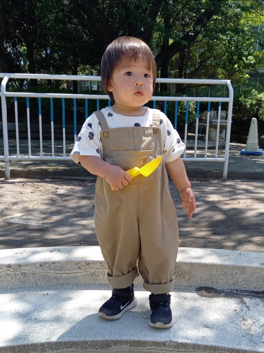 「キッズファッション、春夏コーデ、休日スタイル、GWコーデ、むすこーで、男の子コーデ、夏コーデ、プチフラコーデ、ゆるコーデ、カジュアルコーデ、プチプラ、Tシャツ、夏だ！Tシャツ着よう！、サロペット、オーバーオール」｜「NIKEのNIKE / タンジュン TDV 23（13～16cm）（スニーカー、ブラック系）」を使った、aoto*senaさん（キッズ・90cm）の春コーディネートの1枚目の写真