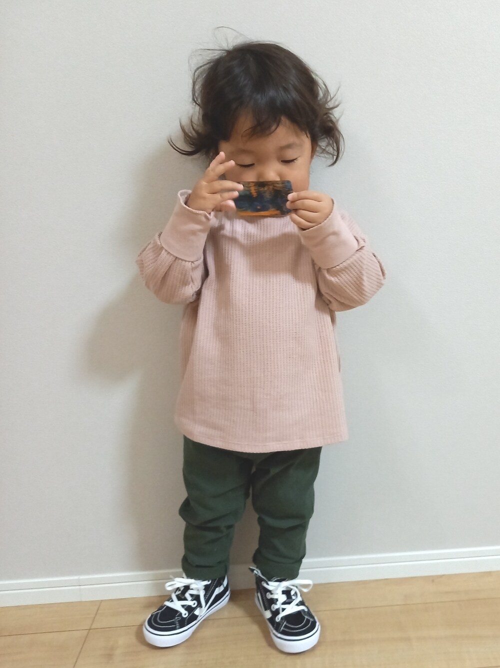 「秋コーデ、シンプルコーデ、kids、おとこのこ、プチプラコーデ、カーキ、ピンク、スニーカー、VANS」｜「VANSのアイテム（スニーカー、ブラック系）」を使った、aoto*senaさん（キッズ・80cm）の秋コーディネートの1枚目の写真
