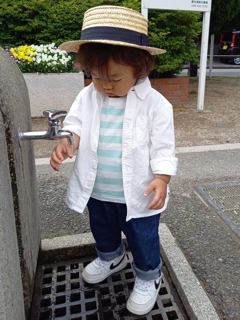 「ごきげんウィーク、休日コーデ、男の子コーデ、スニーカー、ボーダー、シャツスタイル、スニーカーコーデ、NIKE、カンカン帽、シンプル、初夏コーデ、春夏コーデ」｜「NIKEのアイテム（スニーカー、ホワイト系）」を使った、aoto*senaさん（キッズ・70cm）の春コーディネートの1枚目の写真