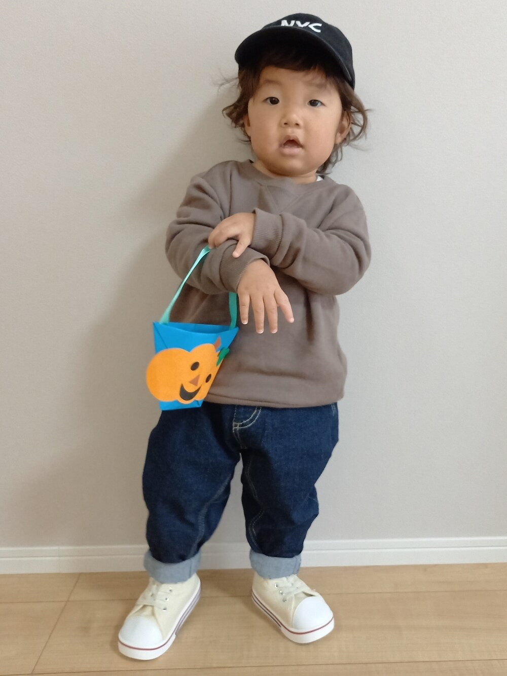 「WEARハロウィン2022、キッズファッション、男の子、秋冬コーデ、シンプルコーデ、2歳、デニム、スウェット、キャップ」｜「西松屋のアイテム（スニーカー、ホワイト系）」を使った、aoto*senaさん（キッズ・80cm）の秋コーディネートの1枚目の写真