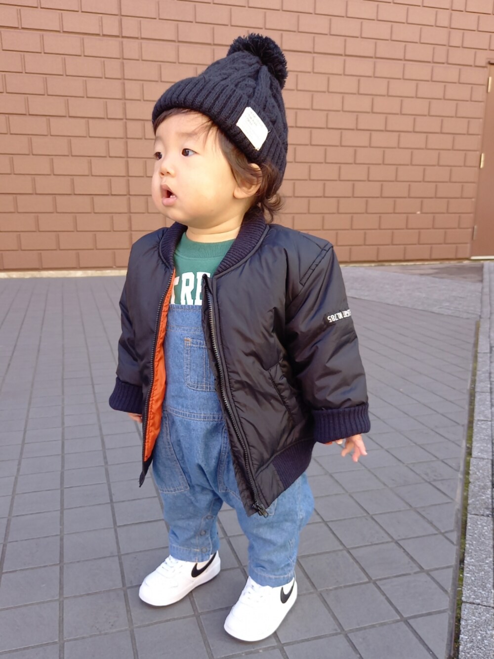 「スニーカー、カジュアル、ニット帽、MA-1、サロペット、おしゃれさんと繋がりたい」｜「NIKEのアイテム（スニーカー、ホワイト系）」を使った、aoto*senaさん（キッズ・70cm）の冬コーディネートの1枚目の写真