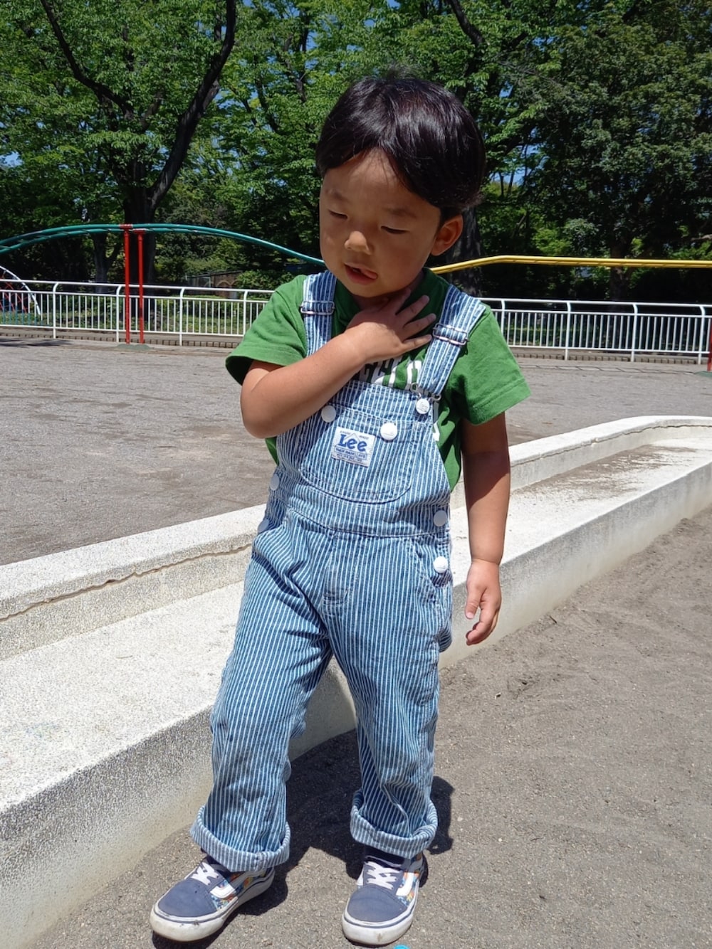 「キッズファッション、春夏コーデ、休日スタイル、GWコーデ、むすこーで、男の子コーデ、夏コーデ、プチフラコーデ、ゆるコーデ、カジュアルコーデ、デニム、Tシャツ、夏だ！Tシャツ着よう！、サロペット、オーバーオール」｜「VANSのVANS ヴァンズ OLD SKOOL(15-22) オールドスクール　V36CS PUZZLE NAVY（スニーカー、ブルー系）」を使った、aoto*senaさん（キッズ・90cm）の春コーディネートの1枚目の写真